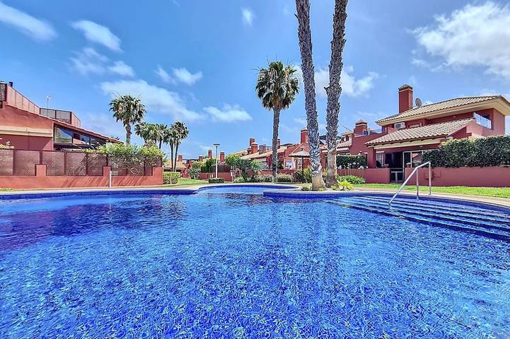 Bungalow para 6 personas, con jardín además de piscina y terraza en Costa Cálida