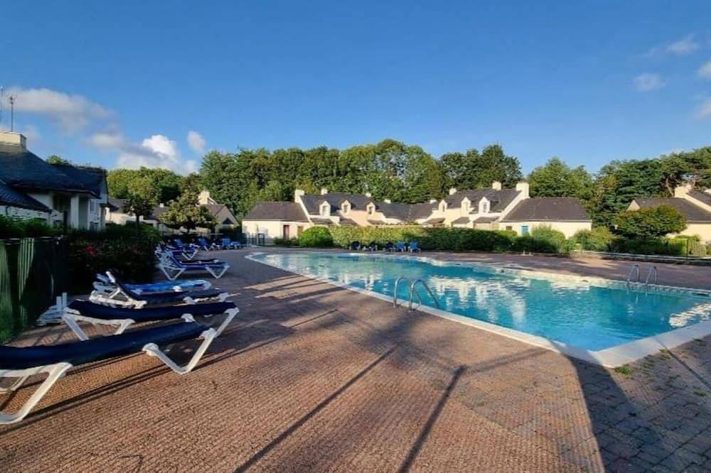 Cottage avec piscine chauffée, Belle résidence fleuri en campagne prêt de la mer in Golf Saint-Laurent, Ploemel