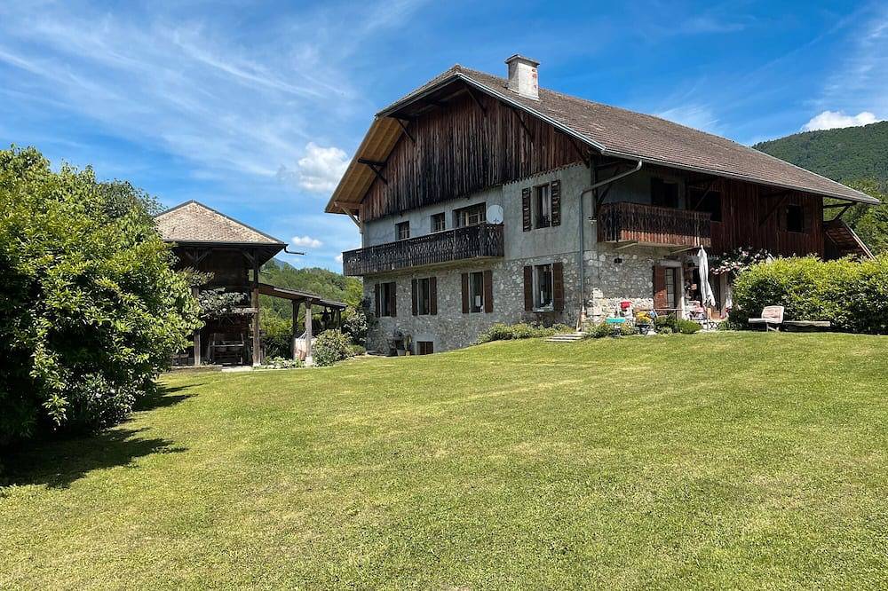 Entire apartment, Apartment 'La Ferme De 1876' with Mountain View, Shared Garden and Wi-Fi in Marignier, Bonneville region