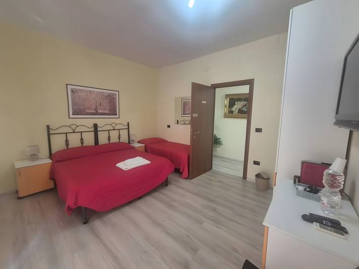 Lumora B&B - Aurora Triple Room with Balcony, Wi-Fi, and Air Conditioning in Crotone, Crotone Province