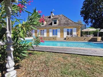 Gîte pour 13 personnes, avec piscine ainsi que jardin et vue à Lalinde