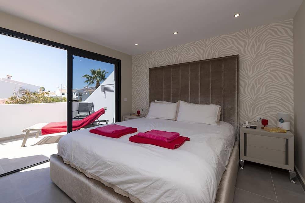 Modern 3 Bedroom Villa by Tenerife Villas Online Co Uk in Playa Puerto Colón, Adeje