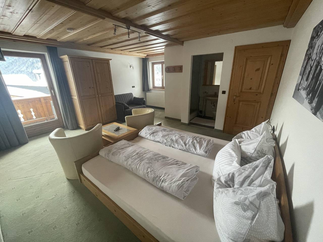 Ganze Ferienwohnung, Doppelzimmer Nr.2 mit Zusatzbett, Dusche, Wc in Lechtaler Alpen, Sankt Anton am Arlberg