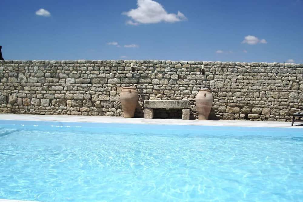 Pigeonnier - Traditional Farmhouse near La Rochelle. beaches 20 mins and a pool. in Landrais, Région de Rochefort