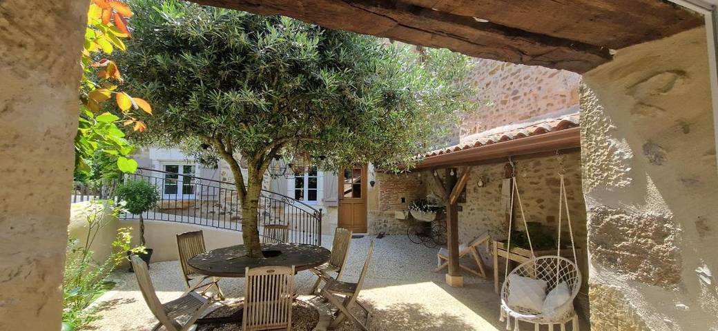 Gîte pour 2 personnes, avec jacuzzi ainsi que jardin et piscine dans Yvrac-et-Malleyrand