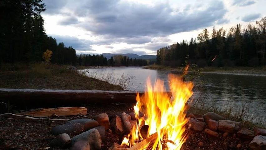 Log cabin for 6 people, with balcony in Glacier National Park