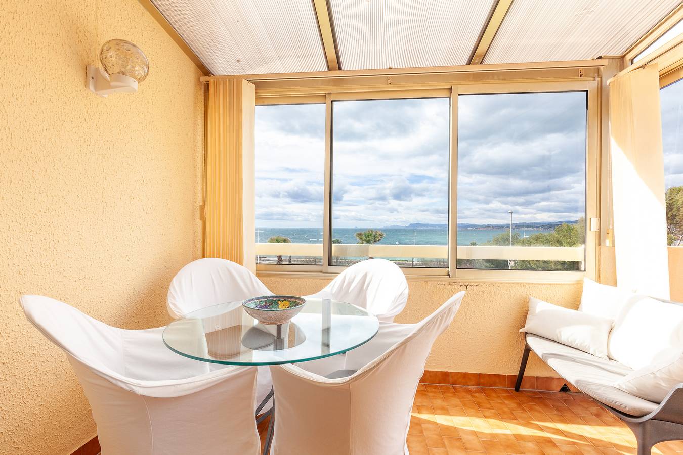 Ganze Wohnung, Ferienwohnung '4 Personen' mit gemeinsamer Terrasse und privatem Garten in La Coudoulière, Six-Fours les Plages