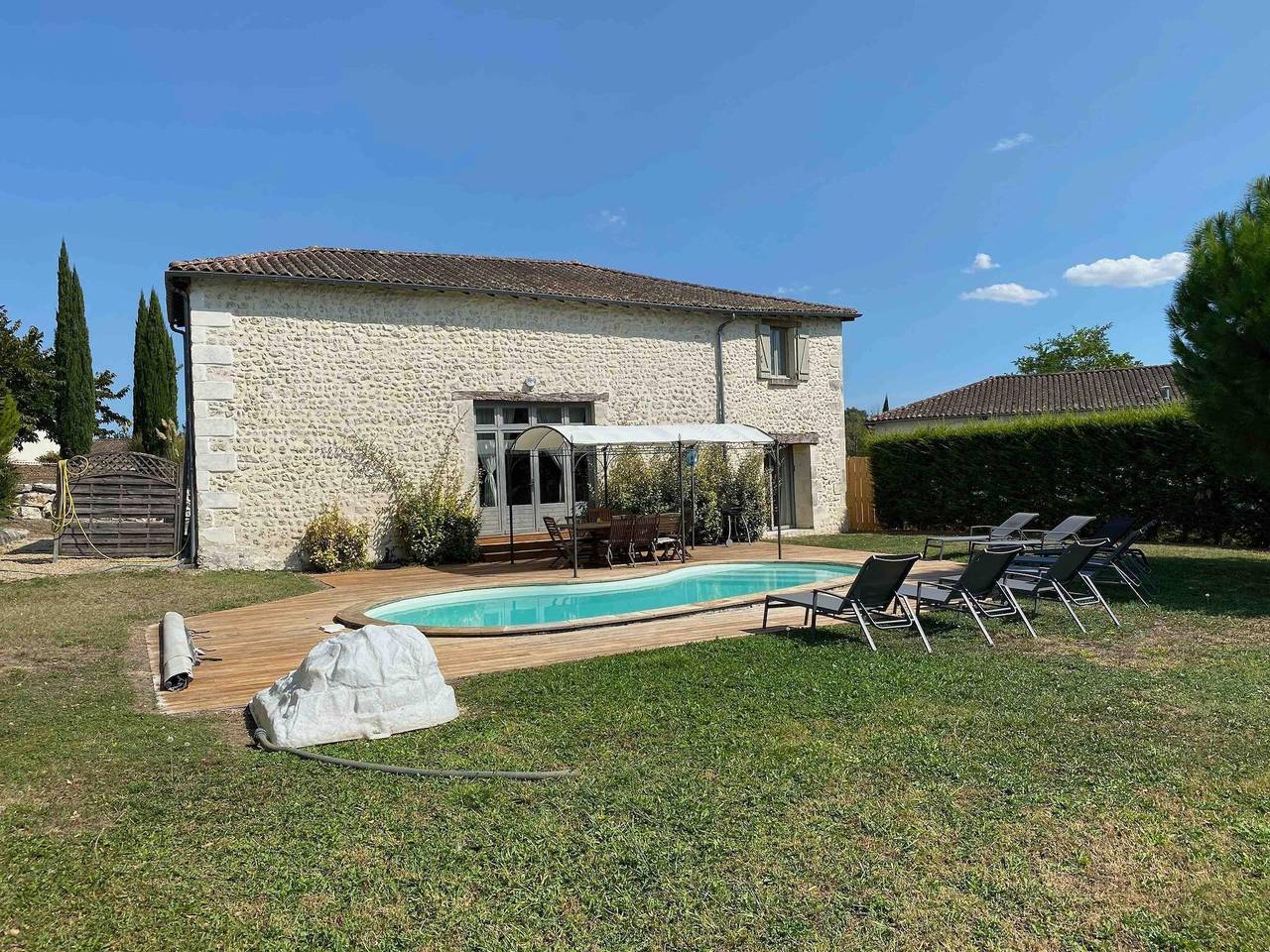 Maison de vacances pour 8 personnes avec piscine in Chalais, Charente