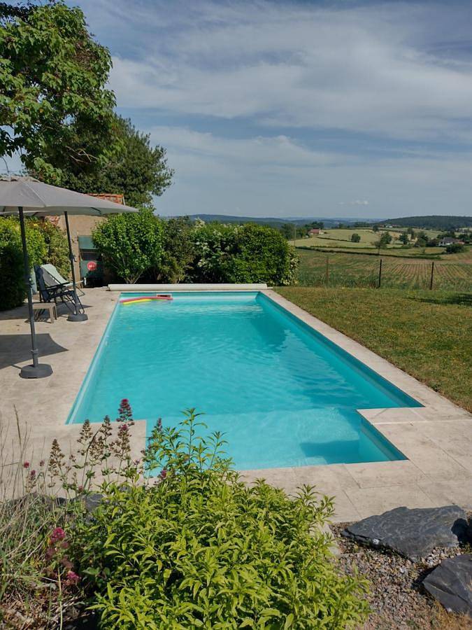 Gîte pour 2 personnes, avec Terrasse et Jardin ainsi que Piscine et Vue à Uxeau