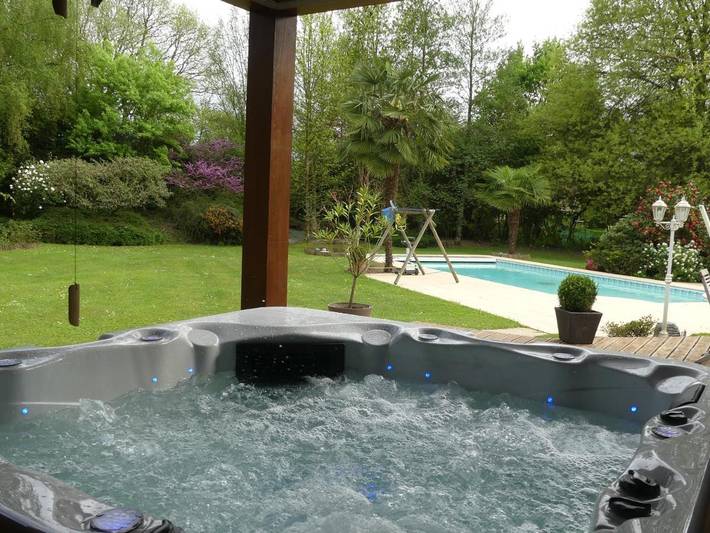Chambre d’hôte pour 4 personnes, avec jacuzzi et piscine ainsi que jardin et terrasse à Sargé-lès-le-Mans