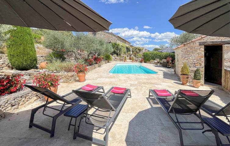 Location de vacances pour 4 personnes, avec terrasse ainsi que piscine et jardin à Fontarèches