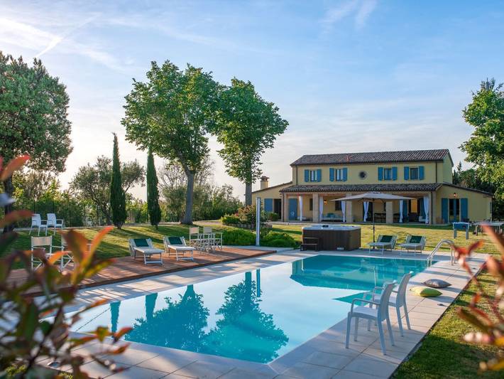 Casa vacanza per 14 persone, con Balcone e Idromassaggio nonché Giardino e Piscina a San Costanzo