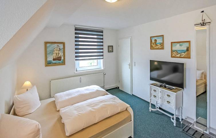 Ganze Ferienwohnung, Sonniges Apartment mit Parkplatz, Küche, TV & Internet, 2,5km zum FKK-Strand in Drei Kaiserbäder, Heringsdorf
