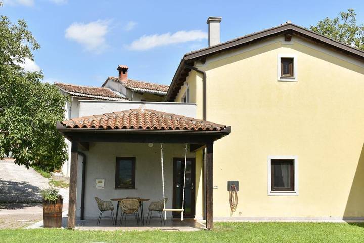 Location de vacances pour 5 personnes, avec Balcon ainsi que Terrasse et Jardin à Vipava