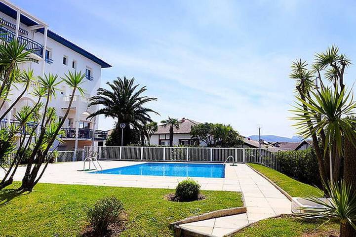 Appartement de vacances pour 6 personnes, avec terrasse ainsi que piscine et jardin