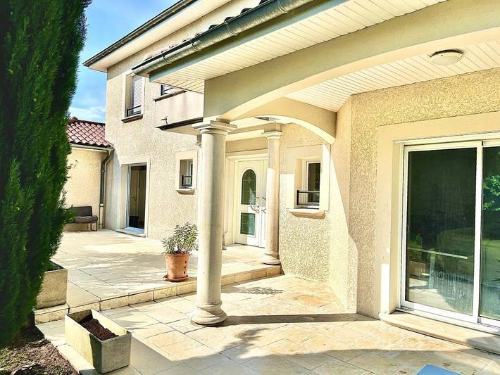 Gîte pour 2 personnes, avec Balcon et Terrasse ainsi que Jardin et Vue à Villefontaine