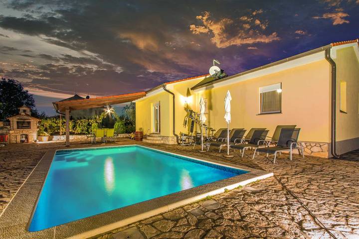 Appartement de vacances pour 6 personnes, avec Terrasse ainsi que Jardin et Piscine à Bale (Croatie)