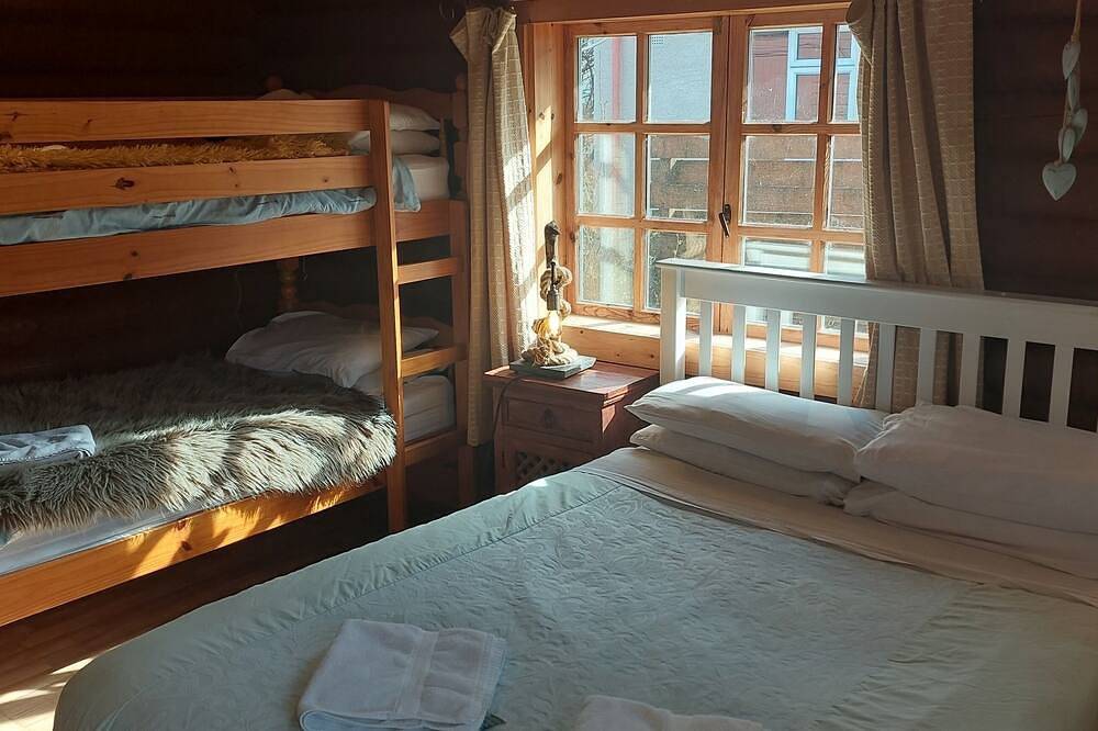 Small rustic log cabin, centrally located on the Isle of Skye. in Highlands