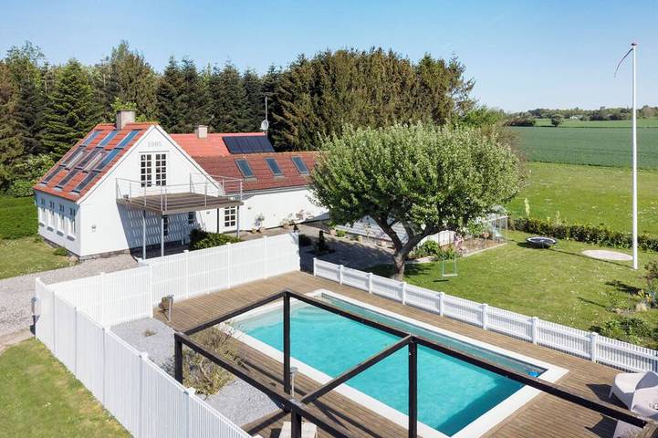 Villa für 8 Personen, mit Garten und Balkon sowie Pool auf Seeland
