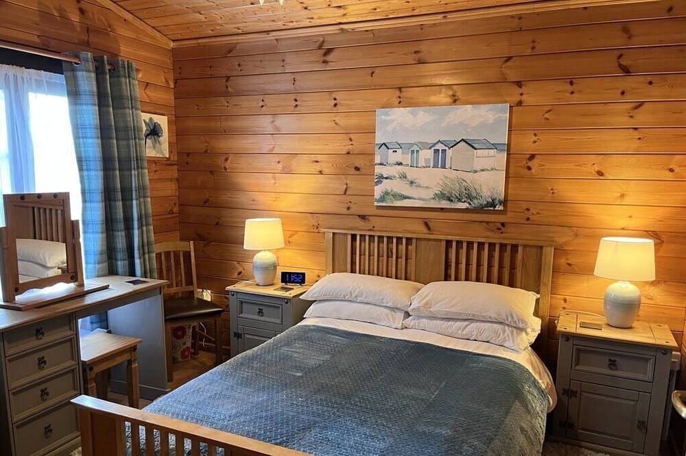 Willow Lodge, Holiday Log Cabin, Cedar Springs, Heacham. Close to the beach. in Heacham, Norfolk Coast