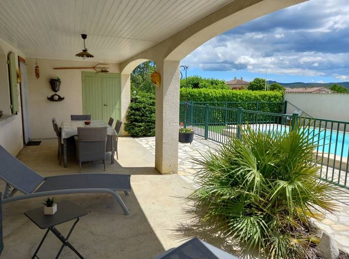 Gîte pour 4 personnes, avec piscine ainsi que jardin et terrasse
