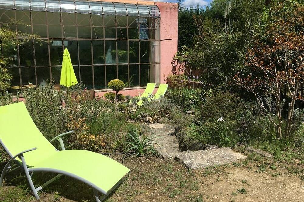 Ecolodge \"Au Fil de l'Eau\". Swimming pool in inner garden. Near Isle/Sorgue. in Lagnes, Regionaler Naturpark Luberon