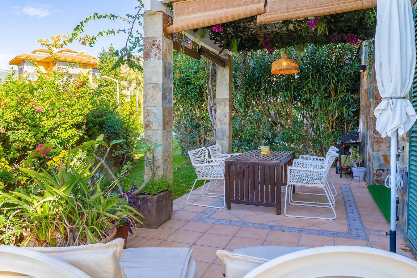 Apartamento inteiro, Apartamento 'Higueron Boutique Boho' com Vista Montanha, Wi-Fi e Ar Condicionado in La Capellania, Fuengirola