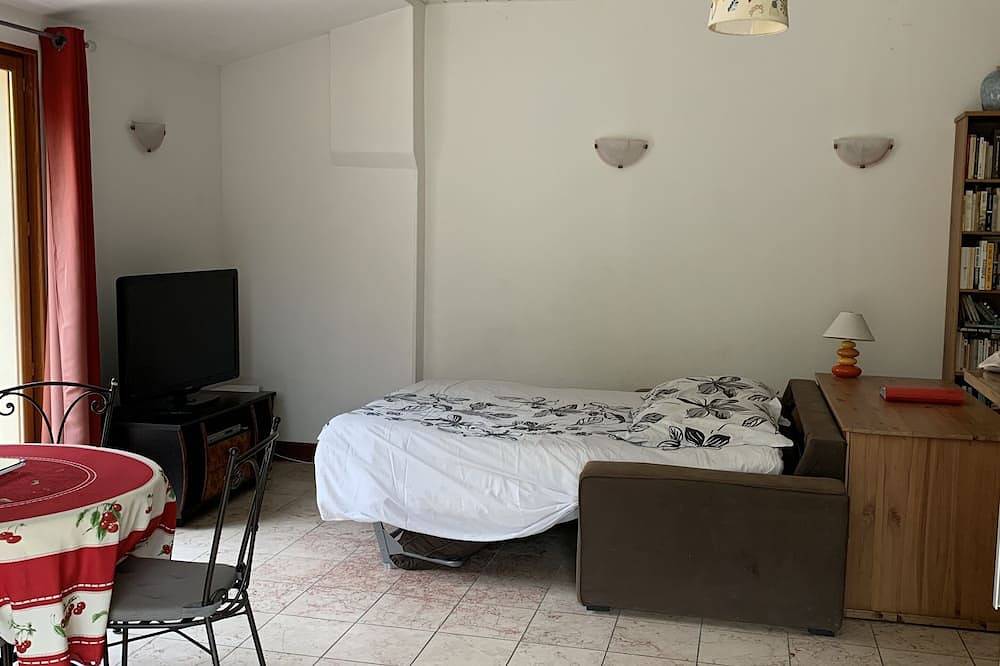 Ganze Wohnung, Ferienhäuser zwischen Fontainebleau Wald, entlang des Flusses mit Zugang zu Tennis und Pool in Montigny-sur-Loing, Seine-et-Marne