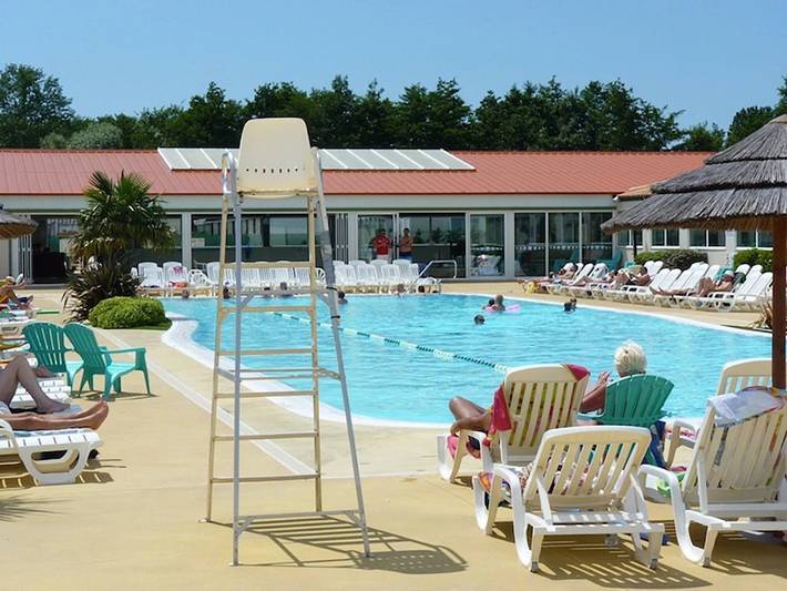 Location de vacances pour 6 personnes, avec piscine ainsi que terrasse et bassin pour enfant à Les Mathes