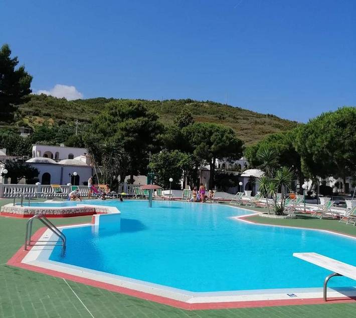 Villaggio vacanza per 4 persone, con Balcone e Terrazza nonché Idromassaggio e Giardino in Gargano