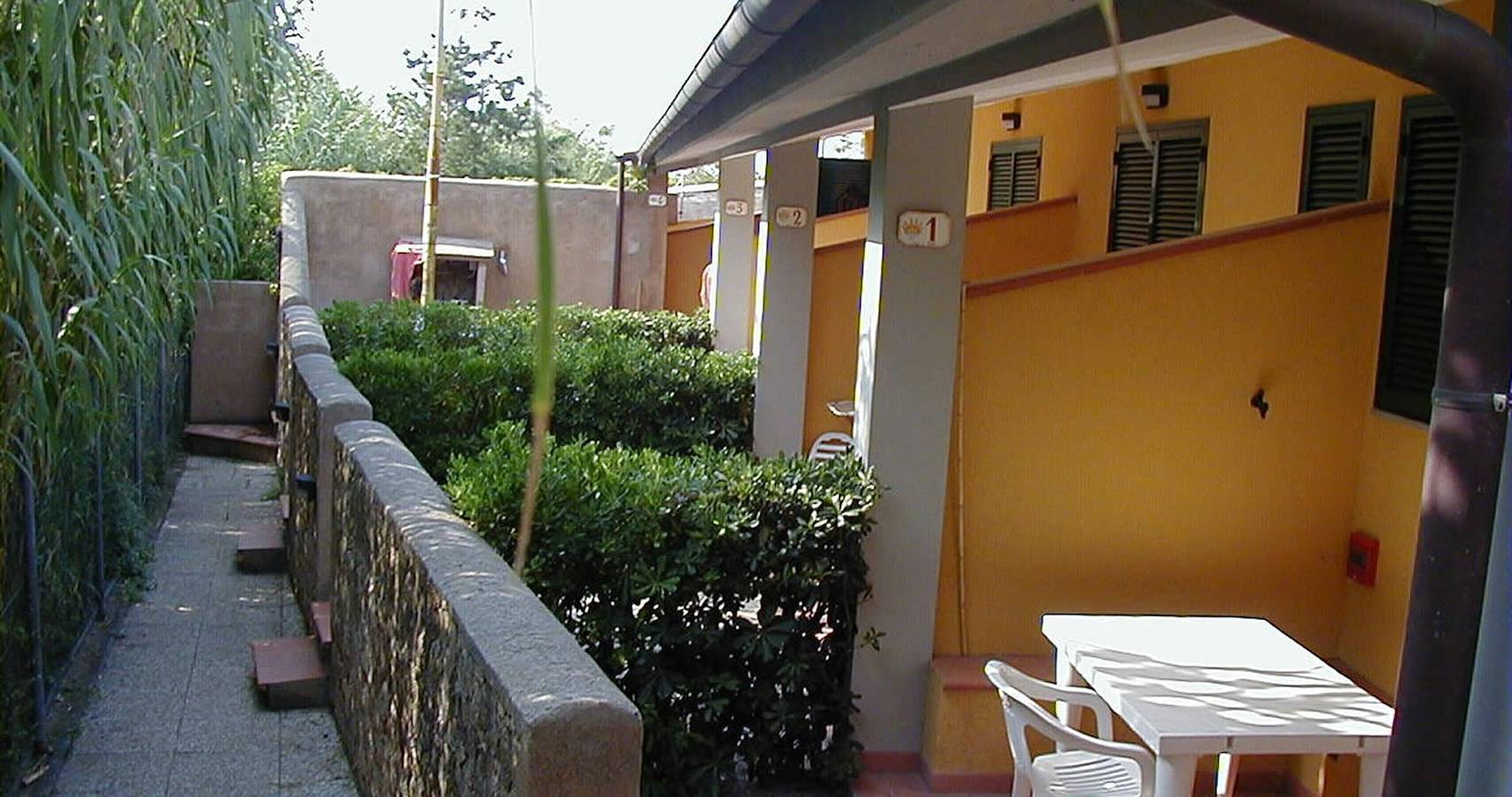 Appartamento intero, Bilocale con veranda e giardino a 50 metri dal mare - Villaggio Turistico Sole e Mare in Nisporto, Riotorto