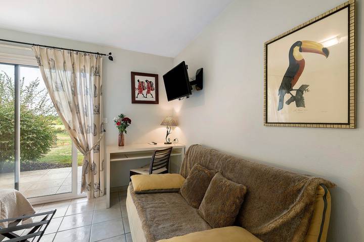 Chambre d’hôtes « La Coloniale - Ivoire » avec piscine privée, Wi-Fi et climatisation in Varetz, Région de Brive-la-Gaillarde