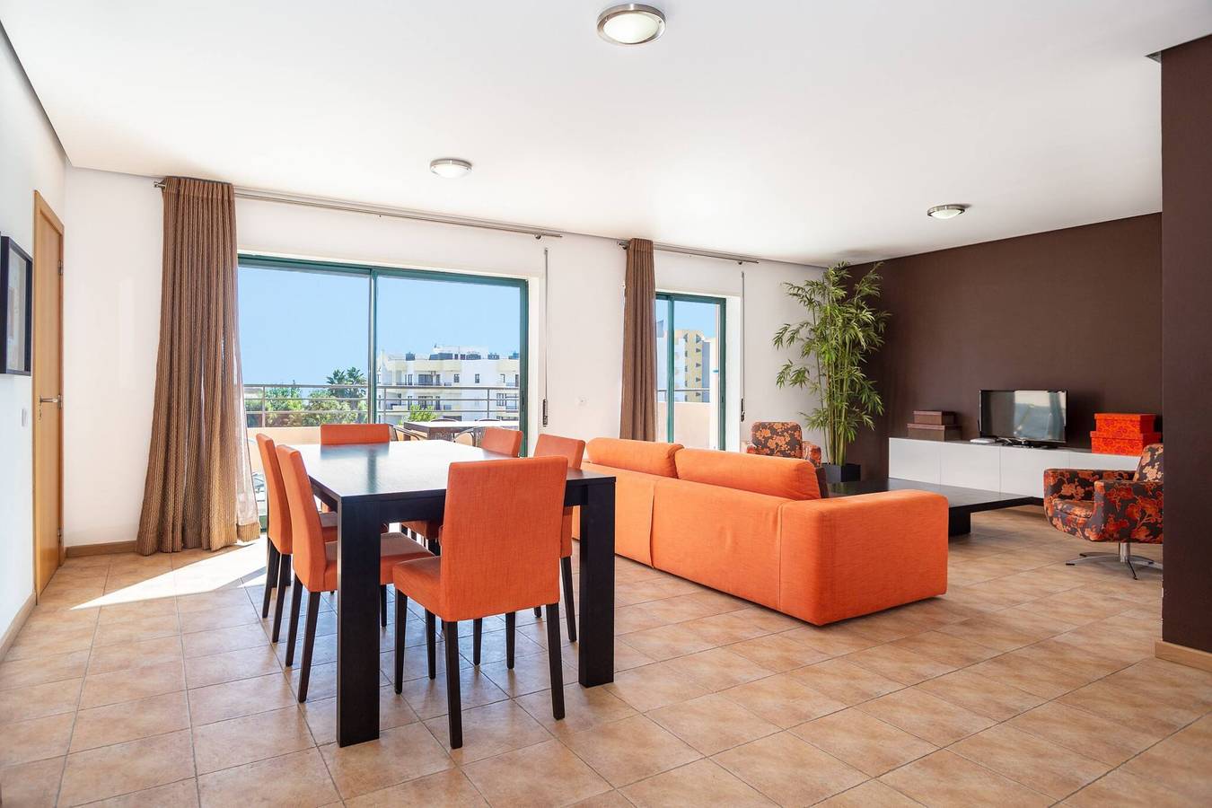 Ganze Wohnung, Ferienwohnung für 8 Personen mit Balkon in Praia da Rocha, Portimão