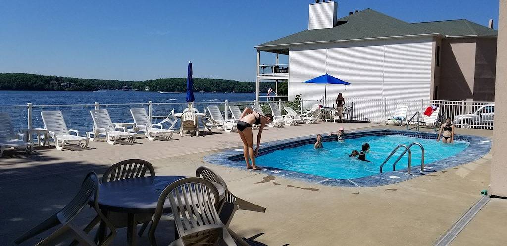 Ganze Wohnung, Schöne Eigentumswohnung am Wasser mit dem Bootsrutsch! Es ist fünf Uhr irgendwo ... in Lake of the Ozarks