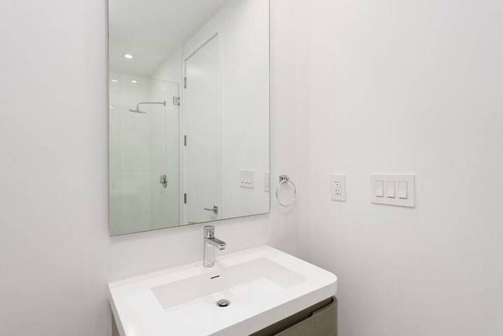 Vacation home for 14 people, with yard and pool in Miami Beach