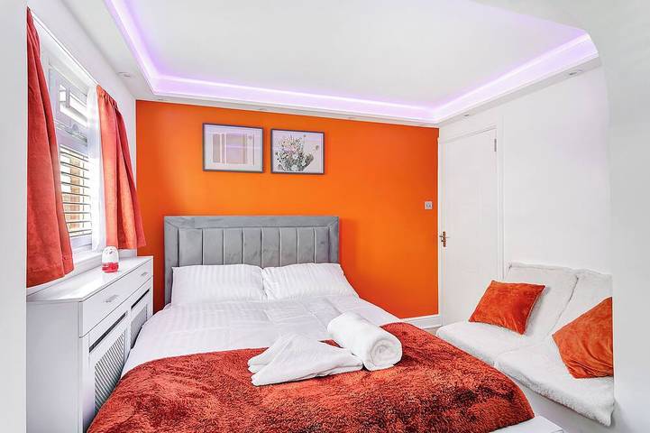 Aspen Close – 4-Bedroom Retreat with Spa, Sauna & Gym in Aylesbury in Buckinghamshire