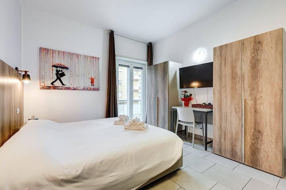 Elegant Room, newly renovated, opposite Metro line A near St. Peter's in Rome, Rome Province