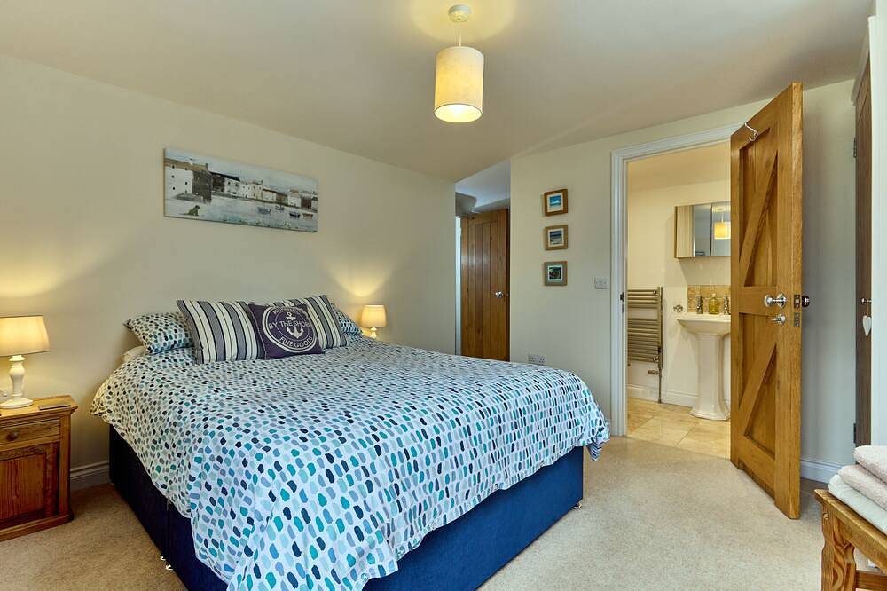 Spacious, well-equipped cottage with parking in Hartland, N Devon - Sleeps 6. in Hartland, Hartland Devon Heritage Coast