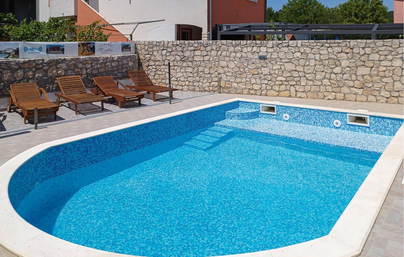 Gemütliche 2-Zimmer-Wohnung mit Pool, WLAN und Zugang zum Strand in Kraj, Pasman