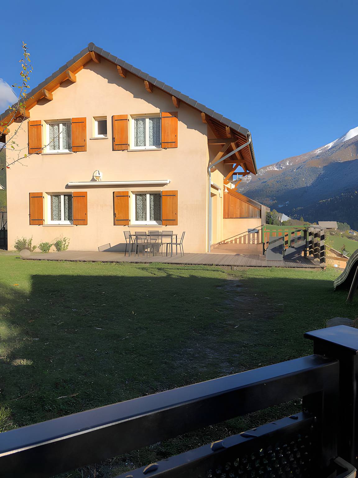 Holiday Home 'Gentianes Bleues' with Mountain View, Private Terrace and Private Garden in Saint-Jean-Saint-Nicolas, Écrins National Park