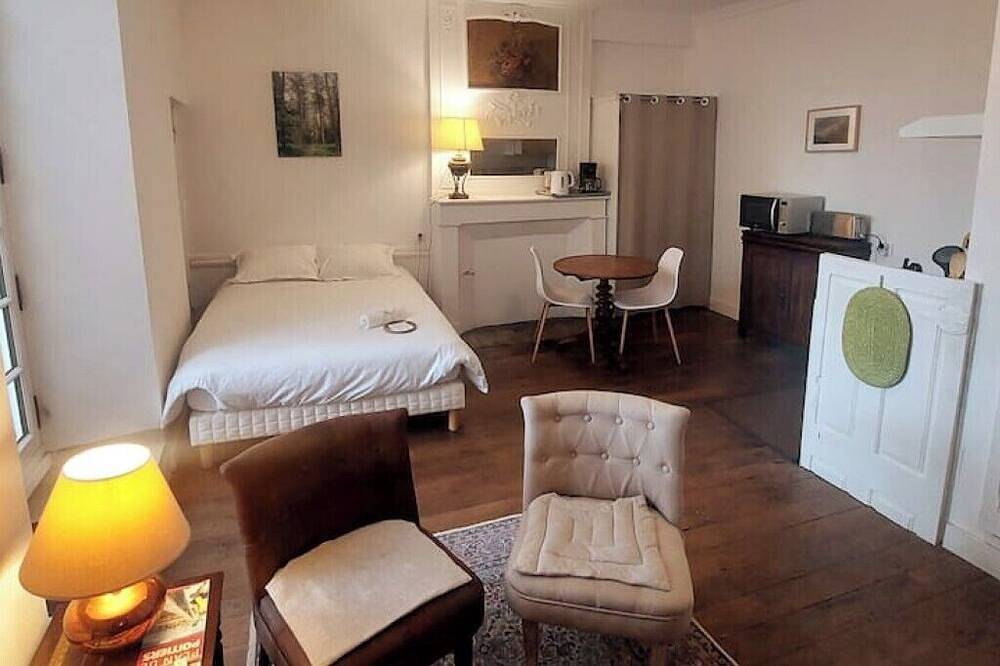 Ganze Wohnung, Central studio with large private terrace, calm and light in Poitiers, Vienne
