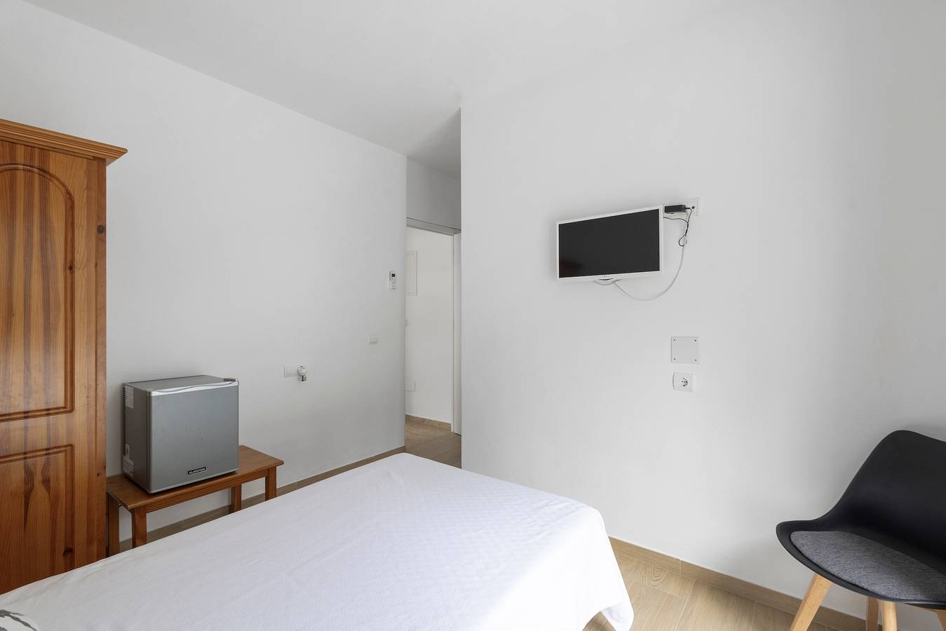 Camera 'Amplia' con vista sulle montagne, Wi-Fi e aria condizionata in Platja es Figueral, Santa Eularia des Riu