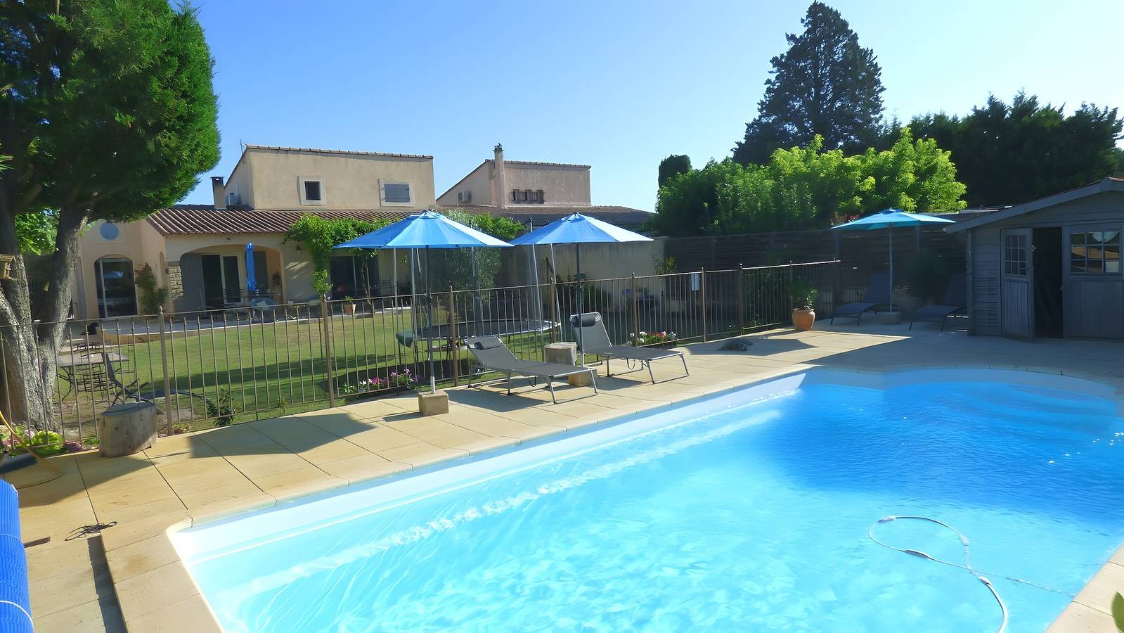 Bed and Breakfast 'Fleur De Garance' with Shared Pool, Private Terrace and Wi-Fi in Le Thor, Vaucluse