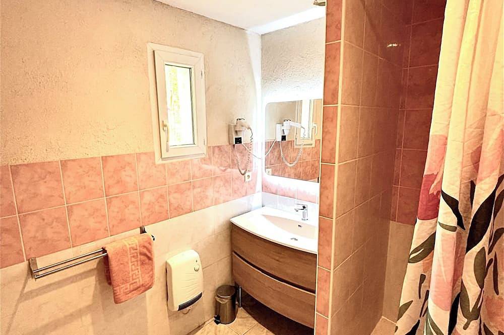 Entire apartment, Le Thym house 500 meters from the village with private parking. in Moustiers-Sainte-Marie, Verdon Regional Natural Park