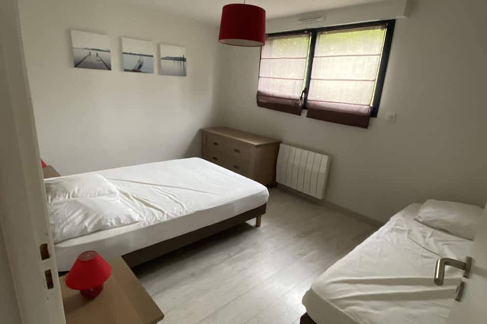 Lovely gite with swimming pool close to the beach in Le Tour-du-Parc, Côte des Mégalithes