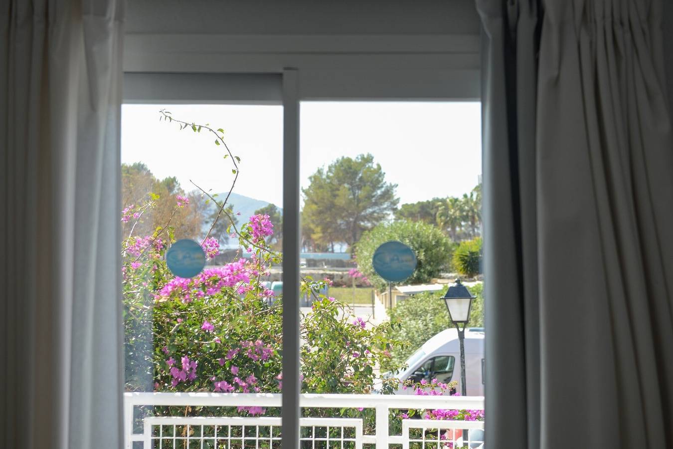 Apartamento 'Ciel Azul' con piscina compartida, balcón y Wi-Fi in Cala Martina, Santa Eulària des Riu