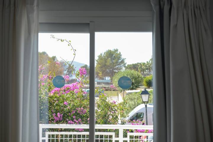 Appartement 'Apartamento Ciel Azul' met Gedeeld Zwembad, Balkon en Wifi in Cala Martina, Santa Eulària des Riu
