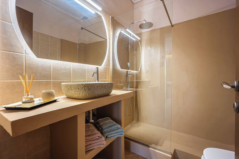 Geheel appartement, Komis House,Elegant 3Br City Retreat with Private Terraces-Near Metro in Athene, Zuidelijk deel van Athene