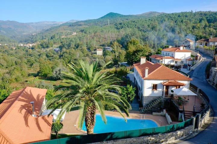 Location de vacances pour 12 personnes, avec vue ainsi que piscine et jardin dans Ponte da Barca - 2