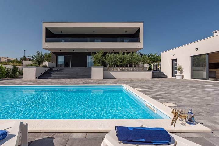 Ferienhaus für 8 Personen, mit Balkon und Terrasse sowie Garten in Razanac